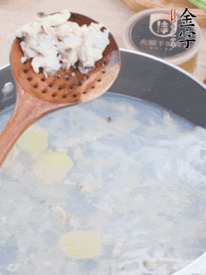 沸水下花蛤肉、姜片、料酒焯水。