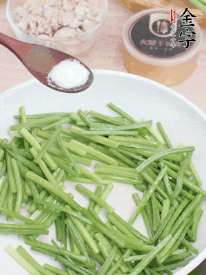 起鍋熱油，下韭菜苔炒至變色。加少許鹽。