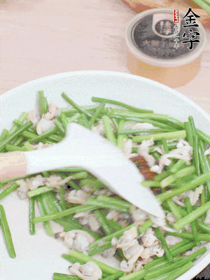 再下花蛤肉、1勺金字火腿干貝醬翻炒攪勻。