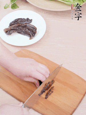 金字醬油肉下鍋煮10分鐘，切薄片。