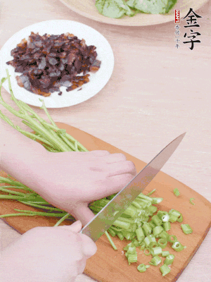 空心菜摘掉葉子，菜梗切成丁。