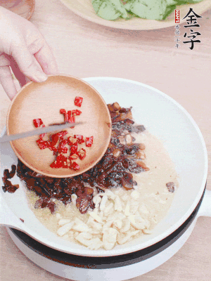 爆香蒜末、小米辣。