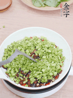 下菜梗翻炒，混合醬油肉。