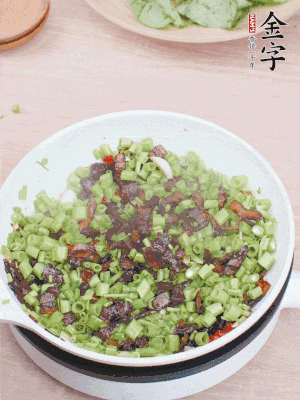 1勺生抽、1勺蠔油、1點點白糖調(diào)味。