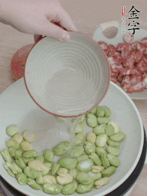 鍋中少油，下蠶豆略炒，加1/2勺鹽、一點(diǎn)糖、少許水炒勻。