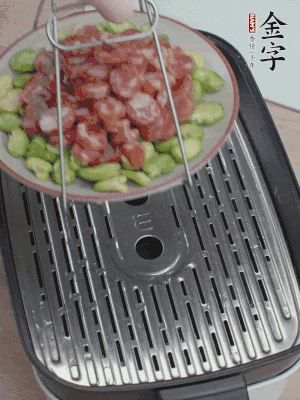 蠶豆鋪底，香腸鋪上，上鍋蒸15分鐘。