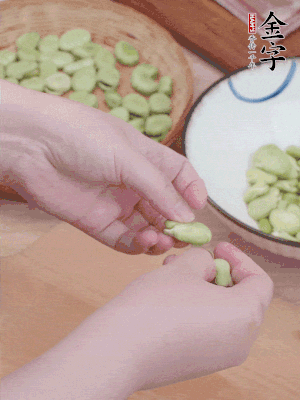 蠶豆剝殼，去掉豆衣，切碎。