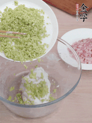 糯米粉邊揉邊加水，成團(tuán)后揉進(jìn)蠶豆、咸肉。
