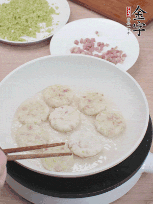 鍋中涼油，慢煎至兩面有脆殼。（油可以多一點(diǎn)）