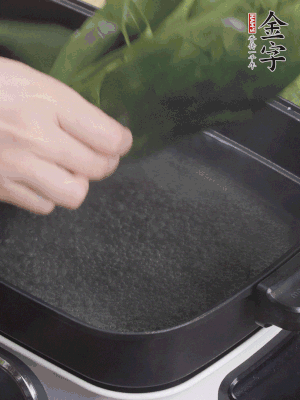 粽葉入沸水煮1分鐘，翻面再煮1分鐘，清洗干凈加水浸泡。