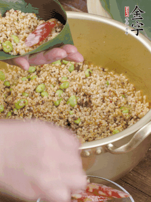 兩片粽葉1/2處葉尾相疊，中間卷成圓錐后裝入餡料。