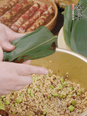 粽葉往下折，完全蓋住，兩側(cè)捏緊。