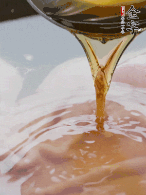 洗凈后冷水下鍋，加黃酒焯水。