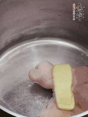 撈出洗凈后，加蔥姜、黃酒二遍焯水。