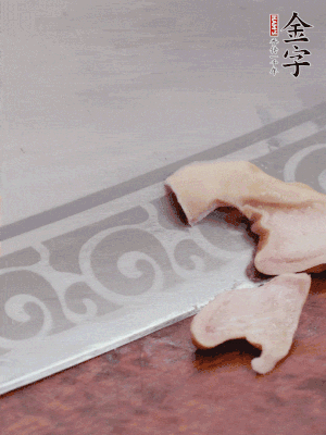 橫向一分為二，均勻切絲。