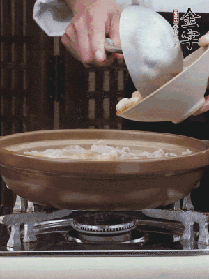 燜煮30分鐘，下花生、紅棗煮5分鐘。（花生提前預(yù)煮15分鐘）