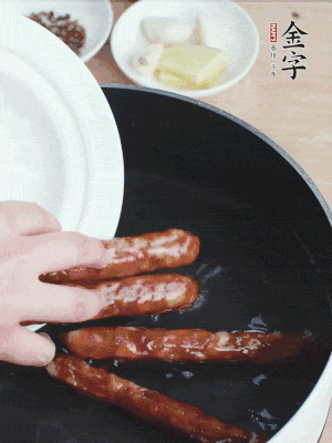 金字香腸水煮15分鐘，撈出切薄片。