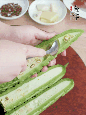 苦瓜去籽切薄片，一點鹽拌勻，10分鐘后沖洗控干。香蔥切蔥花、姜切末、蒜拍碎、干辣椒切圈。