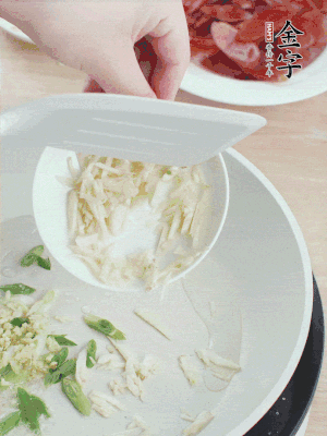 油4成熱，下蔥姜蒜、干辣椒、花椒煸出香味。