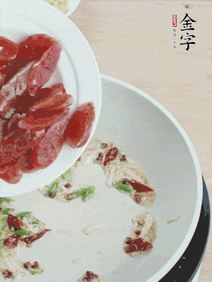 放香腸、苦瓜快速翻炒。