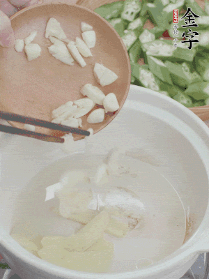 砂煲熱油，姜蒜、辣椒煸香。