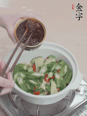 加1勺金字火腿干貝醬、1/2勺生抽攪拌均勻。