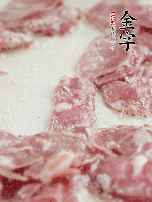 炒鍋熱油，下培根火腿煸炒。