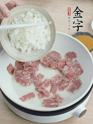 依次下洋蔥、紅菜椒、豌豆粒、玉米粒翻炒均勻。