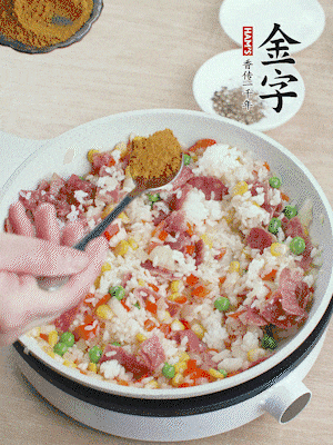 1勺咖喱粉、1/2勺鹽，少許黑胡椒碎炒均。