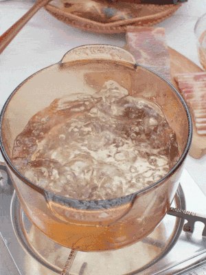 春筍切片焯水3分鐘，去除草酸澀味。