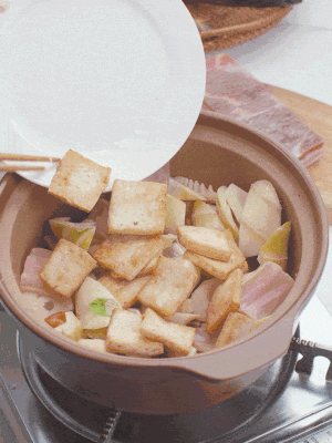 依次下春筍、豆腐，開(kāi)水沒(méi)過(guò)食材。