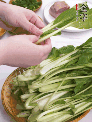 小青菜掰成一片片。