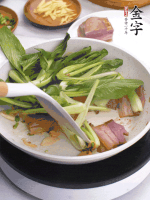 下小青菜翻炒，菜梆子變軟時，撒一點鹽、雞精調(diào)味。