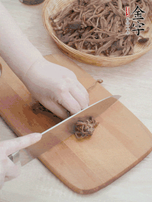 干茶樹(shù)菇浸泡過(guò)夜，去老根焯水，擠干水份。