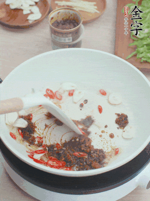 熱鍋涼油，姜蒜、辣椒、金字火腿xo醬炒香。