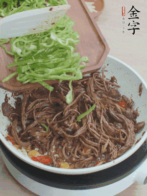 水分煸干，下青椒絲快炒1分鐘。