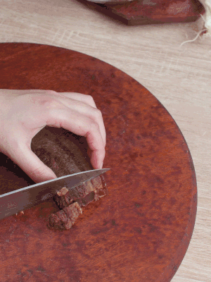 金字臘肉水煮15分鐘，切片。