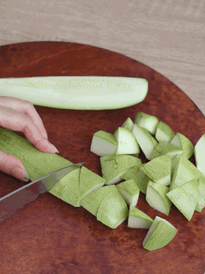 西葫蘆去籽縱向切成4份，斜切成厚片。