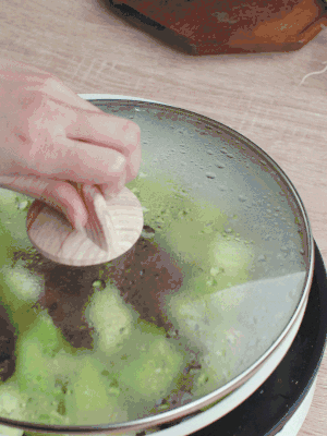 西葫蘆略出水時，加一小撮鹽調(diào)味。