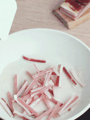 熱鍋涼油，下咸肉絲煸至出油。