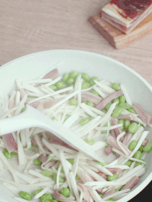 下茭白絲、青豆翻炒。