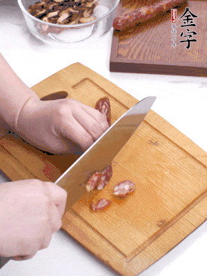 干香菇泡發(fā)切片，金字香腸切片，春筍切大粒。