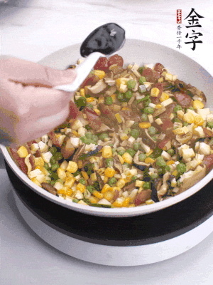 加2勺生抽、1勺蠔油、半勺老抽調(diào)味。