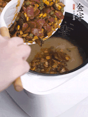 鋪在洗好的大米上，加清水，與食材持平。