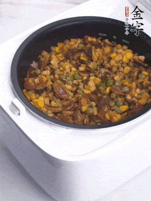 電飯煲按煮飯鍵，出鍋撒蔥花。