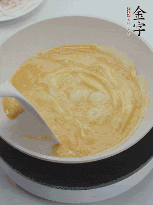 2個雞蛋炒散。