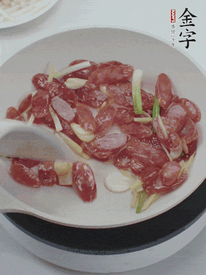 熱鍋爆香姜蒜片，下香腸炒出香味。