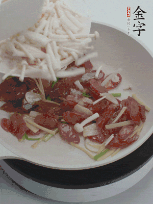 放白玉菇、青紅辣椒、雞蛋。