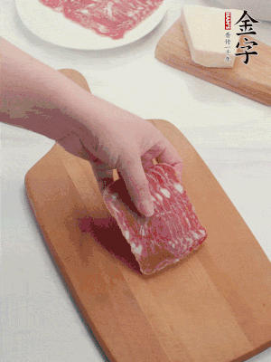 金字培根火腿改刀切小片；白洋蔥切?。恍迈r豌豆剝殼。