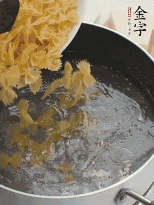 蝴蝶面加橄欖油煮熟；豌豆焯水30秒。